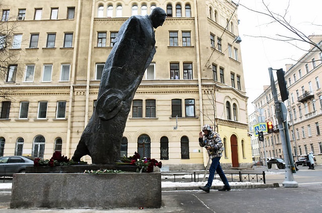 Обидно за поэта: скандал с «падающим» памятником Блоку в Петербурге