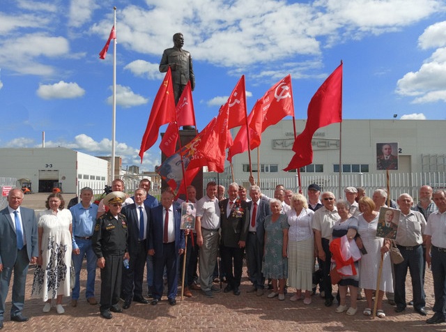 В Великих Луках открыт памятник И.В. Сталину
