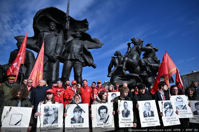 «Не забудем, не простим!»: КПРФ провела акцию памяти защитников Белого дома в октябре 93-го