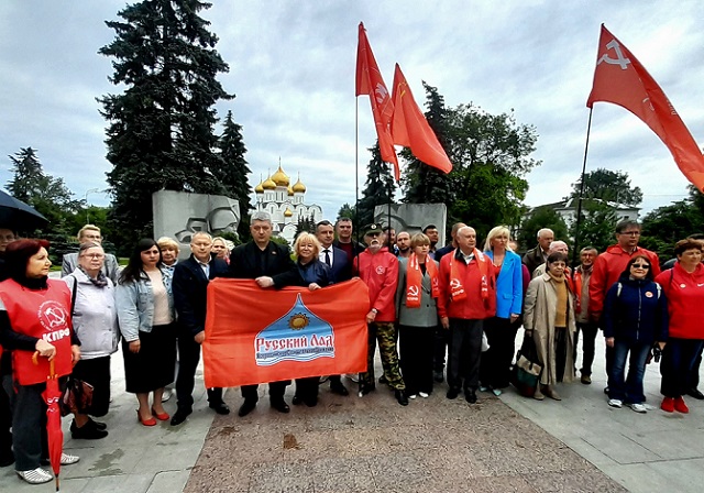 Красные гвоздики в День памяти и скорби в Ярославле