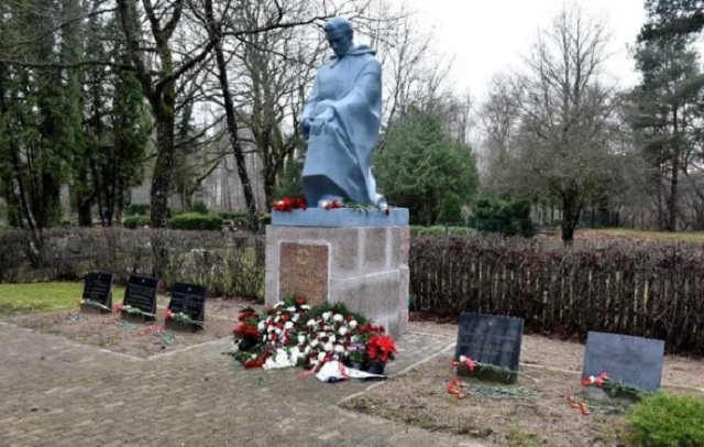 Сложно поверить: в Латвии установили памятник бойцам Красной Армии