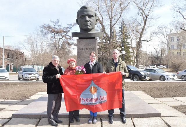 Иркутские «русладовцы» возложили цветы к памятнику Ю.А. Гагарину