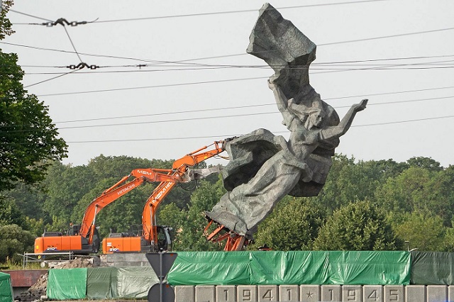Война с памятниками освободителям Латвии продолжается